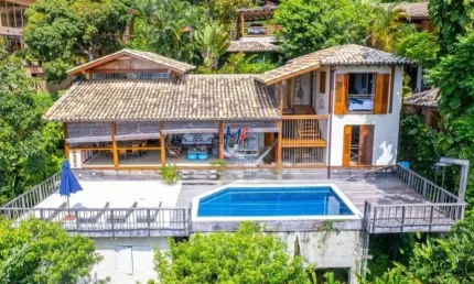 Excelente casa em cond. fechado na Praia de Santa Teresa, 303 m² a.c., 686m² a.t., 4 suítes, piscina, 3 vagas (REF 20.603)