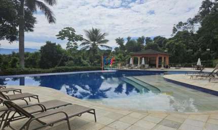 Excelente casa cond. fechado Praia do Curral,  60m² a.c., 2 dormitórios (2 suítes), sala,  varanda, 1 vaga, lazer (REF 20.630)