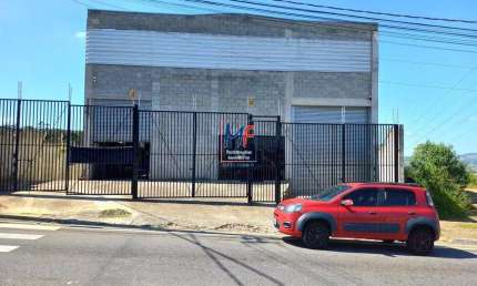 Excelente galpão em SJC , 570 m² a.c., banheiros fem./masc., vestiário, refeitório, área fabril, escritórios, descarga de caminhões, energia trifásica 220V (REF 20.910)