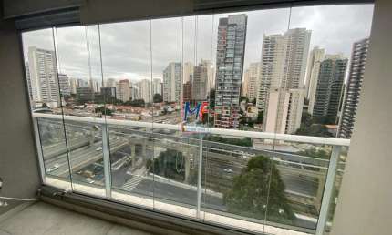 Excelente apto studio no Brooklin Paulista, com 42m² a.u., 1 dormitório, cozinha, banheiro, varanda, 1 vaga, lazer. Prox. Av. Jornalista Roberto Marinho (REF 20.688)