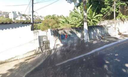 Excelente terreno com 591 m2  e 140 m2 a.c., testada de 10 m, ZEU , na Chácara Inglesa, composto por 5 casas e 4 vagas. Prox. Parque Jardim Felicidade (REF 19.822)