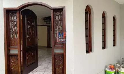 Excelente casa na Penha de França, com 320 m² a.u., 3 dormitórios, salas de estar e jantar, cozinha, lavanderia, quintal, sacada, 4 vagas . Zon. ZC. (REF 20.298)