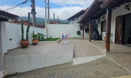 Excelente casa em Ilhabela/SP, com 230m² a.c., 320m² a.t., 3 dormitórios, salas de almoço e estar, cozinha, varanda, quintal, piscina, oficina, churrasqueira (REF 20.633)
