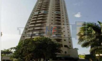 Apto amplo, 4 suites, varanda com churrasqueira e 2 suites de empregado.