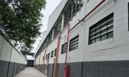 Terreno de 284m² com 2 casas ,sendo 1  sobrado nos fundos e 1 casa com 3 vagas !