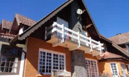 Linda Casa, mobiliada,região nobre no Alto do Capivari - Campos do Jordão !!