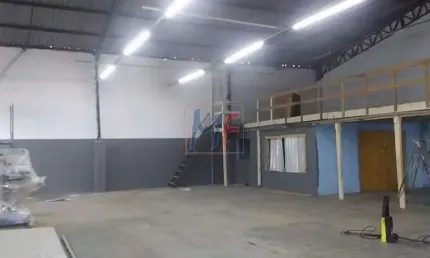 Excelente Galpão no Pq. Empresarial, 500 m² área construída, o portão tem 2.5 m altura.  A passagem é livre. Estuda propostas. REF. 6.233 -