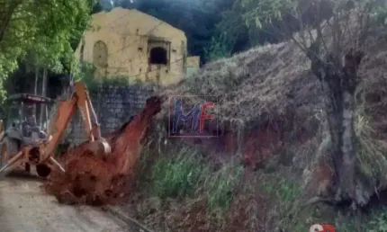 REF 6383 - Terreno 4.700 m2 ( 25 mts x 188 mts ) Sitio Botuquara prox. Taipas !