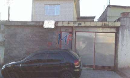 Terreno no bairro Jardim São João, com 2 casas construídas, total de 4 quartos sendo 2 suítes, 3 vagas, 500 m² de construção. REF: 8986