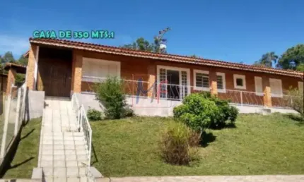 Excelente chácara de alto padrão no Centro de Pinhalzinho/SP, com 2.860 m² a.t., e duas casas (350 m² a.c. e 80 m² a.c.). Estuda propostas e permutas (REF 9844)
