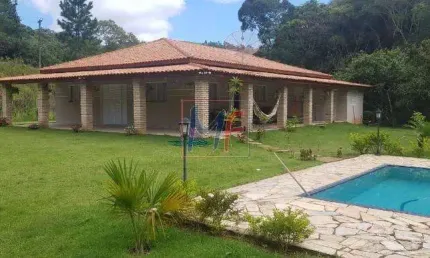 Belo Sítio em Ibiúna KM 16, com 4 dorms (3 suítes), piscina, churrasqueira, 10 vagas, área com 5000 m² e 350 m² construído. REF: 10.665
