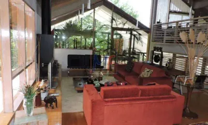 REF 11.354 Casa Moderna Condomínio Florestal Clube, sendo 4 suíte, sala de estar com lareira, living, 4 vagas, 400 m² A.C. 2800 m² de Terreno