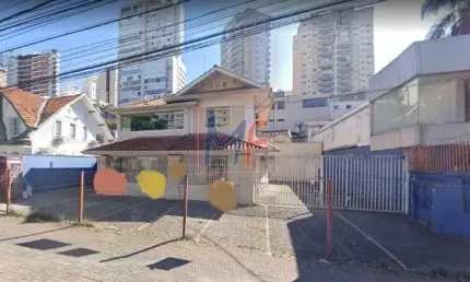 REF 11671  Excelente  casa com 756 A.T, 696 A.C, antiga escola possui espaço para 23 vagas , zoneamento: ZM localizado no  Pacaembu.