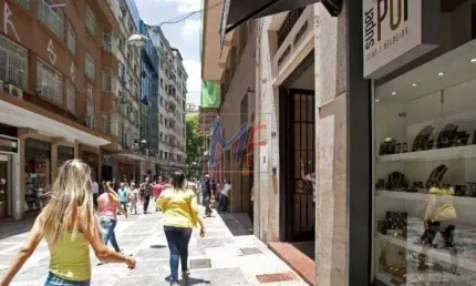 REF: 12.317 Ótima loja comercial de rua à venda, com 433m² de terreno, 1432m² A.C., com renda de R$ 45.000,00 ( base 10/2020) na Sé.