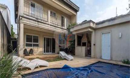 REF: 15.169 Lindo sobrado no bairro Saúde, bem iluminado, arejado, 300 m² a.u., sendo 3 suítes, 2 banheiros, piscina, churrasqueira, 3 vagas.