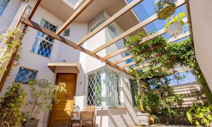 Sobrado com 3 quartos  para alugar, 129.90 m2 por R$3600.00  - Boqueirao - Curitiba/PR