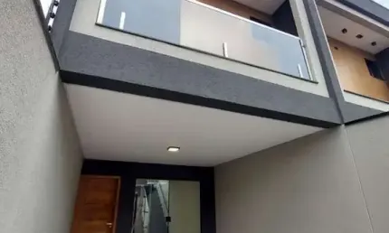 Sobrado novo, com quintal, à venda na Vila Buenos Aires