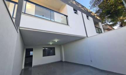 Linda Casa Independente de 3 qtos com 2 vagas no B. Floramar - CA3289