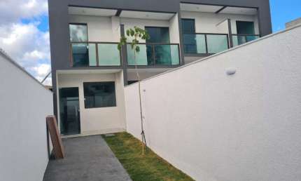 Casa Independente de 2 qtos em ótima localização no B. Candelária. - CA3512