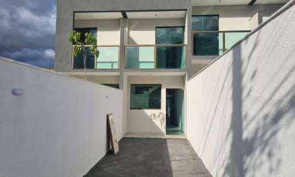 Casa Independente de 2 qtos em ótima localização no B. Candelária. - CA3511