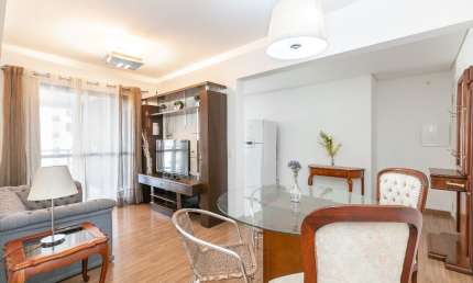 Apartamento 2 quartos, sacada com churrasqueira, próximo ao parque Barigui
