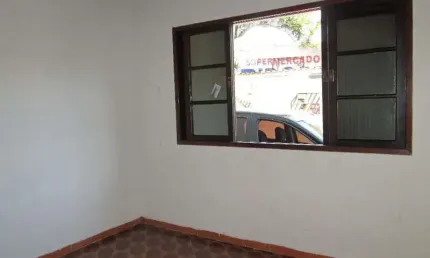 Casa  térrea em ótima localização, fácil acesso para Guarulhos, próximo ao mercado Bergamini, Av. Guapira, comércios em geral. São 3 dormitório