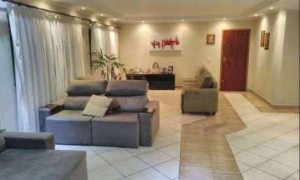 Sobrado bem localizada em bairro totalmente residencial, proximo ao Clube de Campo Graupira,   4  suítes com  móveis planejados