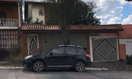 Sobrado triplex, no Jardim Guapira, localização privilegiada, próximo ao Clube de Campo Guapira. 4 dorms (2 suítes) e 8 vagas