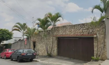 Sobrado à venda no Jd. Guapira, excelente localização, 5 dormitórios (1 suíte), 4 vagas e lazer com piscina