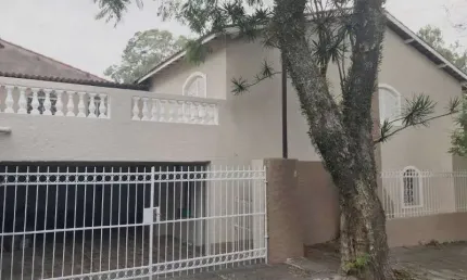Casa à venda, jardim floresta, ótima localização próximo ao hpm hospital da polícia militar, são 4 dormitórios sendo 1 suite e 4 vagas de garagem.