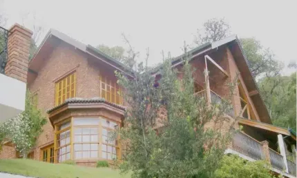 SOBRADO MARAVILHOSO PARA LOCAÇÃO NA SERRA DA CANTAREIRA, 4 SUÍTES, 6 VAGAS E LAZER