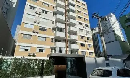 Sofisticação e espaço em cobertura plana com 04 suítes e 02 vagas a 435m do mar