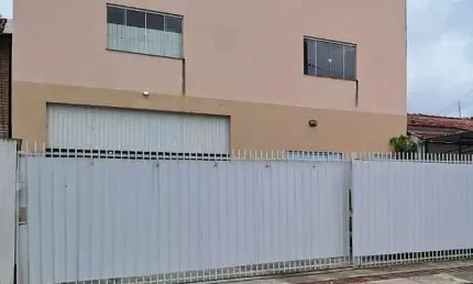 Amplo Galpão com Mezanino e Estacionamento em Localização Estratégica de Camboriú
