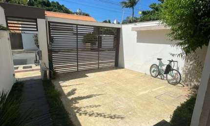 Casa Triplex Mobiliada com 03 Suítes Garagem para 02 carros e Bicicletário na Praia Brava