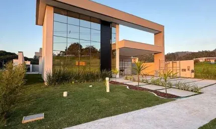 Casa Térrea de Alto Padrão no Caledônia com 04 Suítes e Hidromassagem