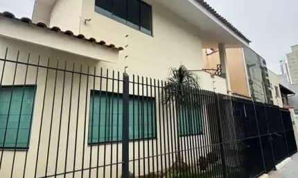 Casa locação anual 4 dormitorios, sendo 1 suite, Vaga para 3 carro, com piscina- Centro BC