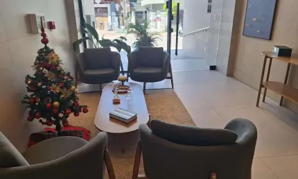 Elegante apartamento mobiliado no Ed Montefiore com 02 dormitórios sendo 01 suíte e 01 vaga privativa nas Nações em BC