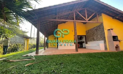 Casa ampla, térrea, 3 dormitórios sendo 2 suítes, sala para 2 ambientes com lareira, lavabo, cozinha, área de serviço, despensa