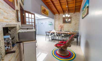 Sobrado triplex em condomínio à venda, com 4 quartos sendo 2 suítes, no Bairro Xaxim, Curitiba/PR.