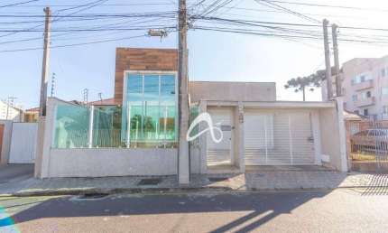 Sobrado semimobiliado de frente para rua à venda, com 4 quartos e amplo quintal, no Bairro Parque da Fonte, São José dos Pinhais/PR.