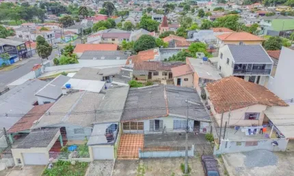 Casa com edícula de frente para rua à venda, com 3 quartos sendo 1 suíte, no Bairro Xaxim, Curitiba/PR.