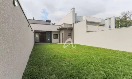 Excelente casa de frente para rua à venda, quintal excelente, com 3 quartos e 1 suíte com closet, no Bairro Aristocrata, São José dos Pinhais/PR.