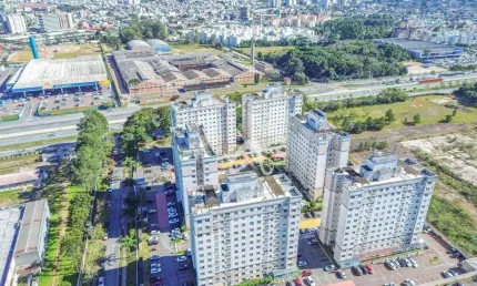 Apartamento semimobiliado à venda, andar alto, 2 quartos sendo 1 suíte, condomínio clube, no Bairro Pinheirinho, Curitiba/PR.