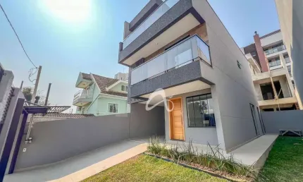 Sobrado novo de frente para a rua à venda - 3 dormitórios (1 suíte) no bairro Boa Vista, Curitiba/PR.