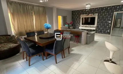 Casa com 4 dormitórios à venda, 447 m² por R$ 950.000