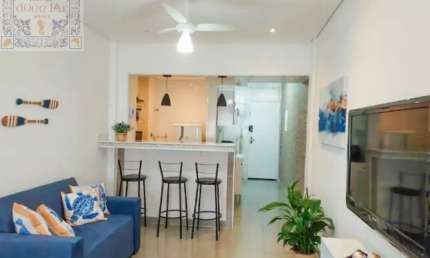 Apartamento Sala Living Reformado e Mobiliado  Quadra da Praia do Boqueirão em Santos / SP