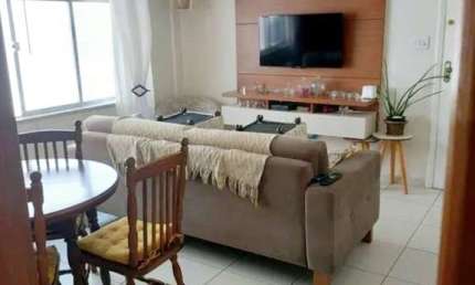 Apartamento amplo com 2 dormitórios e vaga de garagem fechada, no bairro do Marapé em Santos-SP