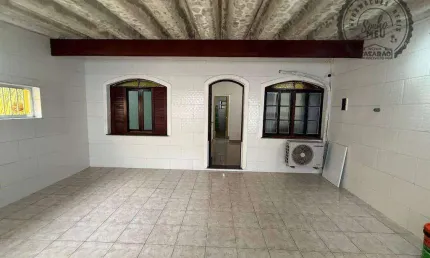 Casa com 2 quartos para alugar na Rua Osmar Antoniolli, Vila Mirim, Praia Grande