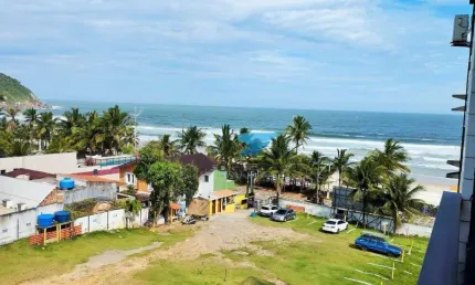 PERTO DA PRAIA - Apartamento com 2 quartos - Prédio com piscina e churrasqueira - Praia do Tombo, Guarujá.