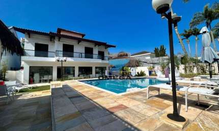 Casa reformada à venda no Jardim Acapulco em Guarujá